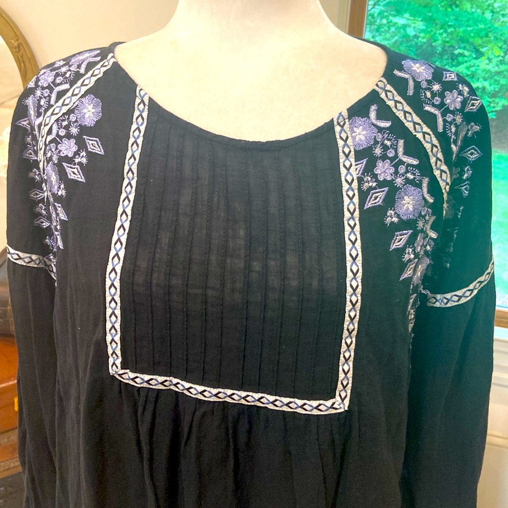 Anthropologie Rebellion
Black blue floral embroidered crop top Women's Size M - Picture 2 of 8